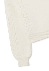 Crème kleurige gebreide trui met kabelbreisel detail op de mouwen en geribde manchetten, wat de zachte textuur en knusse uitstraling accentueert.