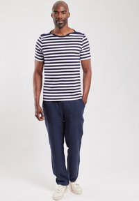 Armor lux CARANTEC MARINIÈRE - T-shirt con stampa - navire/blanc