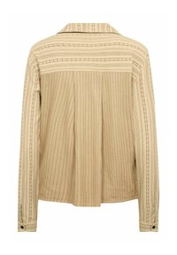 Camicia beige a manica lunga con righe verticali, colletto appuntito e polsini con bottoni. Tessuto strutturato con dettagli di cuciture a contrasto.