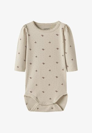 Beige babybody met lange mouwen, kleine bruine bloemen- en stippenpatronen, ronde hals en drukknoopsluiting aan de onderkant.