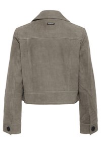 Pilka zomšinė trumpa striukė su apykakle, sagomis susegamomis rankovėmis ir etiketė nugaros pusėje. Turi švarias linijas ir minimalias siūlių detales.