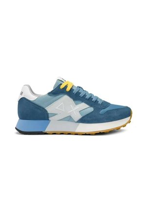 Niebieski i jasnoniebieski sneaker z białym logo, żółtym oczkiem na sznurówkę, białą pętelką na pięcie i gumową podeszwą, widziany z boku.