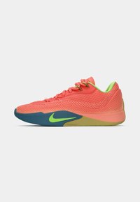 Nike sneakers med en åndbar koralfarvet mesh-overdel, grønne accenter og en blå gummisål. Har en struktureret finish og snørebåndsdesign.