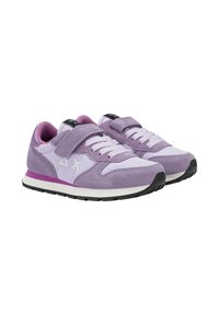 Un paio di sneaker viola e lavanda con lacci bianchi, cinturini in velcro, suole nere e un accento rosa sul tallone.