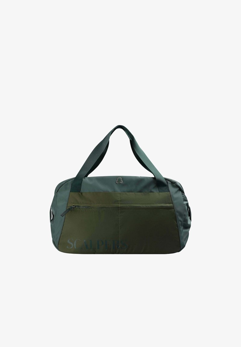 Sac de sport vert en nylon bicolore, avec des poignées supérieures, une poche zippée à l'avant et un logo embossé près de la base. Texture lisse dans l'ensemble.