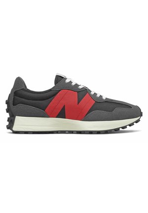 Baskets gris et noir style rétro avec logo latéral rouge, lacets blancs, semelle intermédiaire blanche épaisse et semelle extérieure noire cloutée.