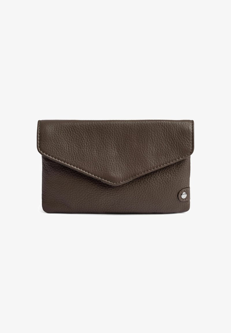 Rudas odinės piniginės tekstūrinis paviršius, trikampė uždanga, kontrastinga siuvimo detalė ir mažas sidabrinis mygtukas šone.