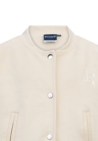 Crème-kleurige fleecejack met een ronde kraag, zilveren drukknoopjes, zijzakken en een geborduurd "R"-logo accent op de borst.