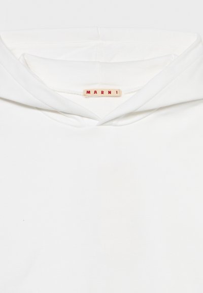 Chemise blanche à col avec une petite étiquette beige au niveau du cou affichant le nom de la marque Marni en lettres majuscules rouges.