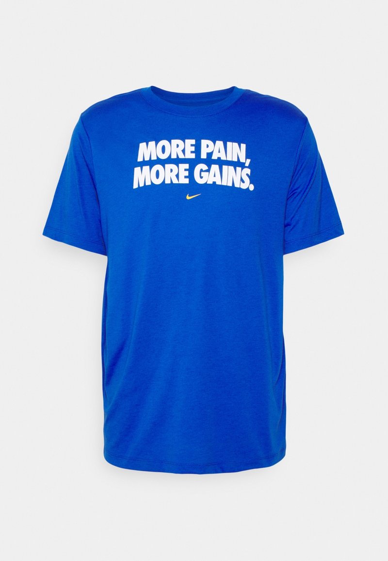 Camiseta Nike azul con texto blanco "Más Dolor, Más Ganancias" y un pequeño logo de Nike en amarillo debajo del texto.
