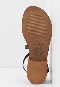 Semelle d’une sandale marron avec grip texturé, taille 37, estampillée "PAVEMENT" et "Handmade in Europe, Est. 2010."