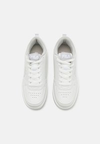Vita syntetiska sneakers med rund tå, perforerad detalj, platta snören och en logotyp på tungan. Invändig vaddering och texturerad sula.