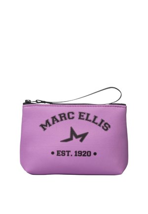Petite pochette violette zippée avec texte noir "MARC ELLIS" au-dessus d'un logo étoile et "EST. 1920" en dessous, avec une sangle noire pour le poignet.