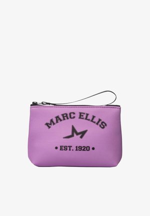 Kleine violette Reißverschlusstasche mit schwarzem Text "MARC ELLIS" über einem Sternlogo und "EST. 1920" darunter, mit schwarzem Armband.