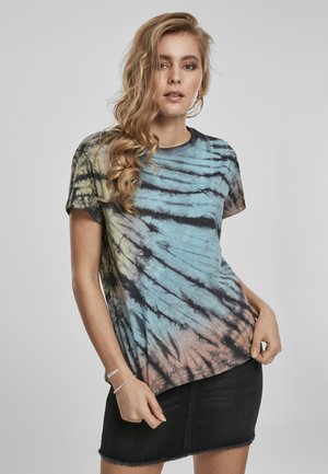 T-skjorte i tie-dye med blå, svart og ferskenmønster, korte ermer og rund hals, kombinert med et sort denimskjørt.