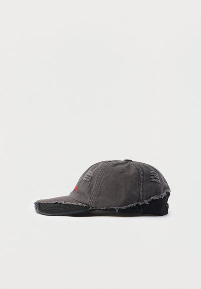 Szürke kopott baseballsapka bolyhos szegélyekkel, fekete napellenzővel és piros hímzett díszítéssel. Pamut anyagból, ívelt karimával és állítható hátsó résszel.