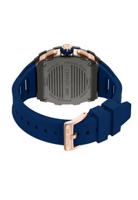 Reloj Cerruti 1881 con correa de silicona azul, caja de acero inoxidable y acentos en oro rosa. Presenta un fondo texturizado en plata y una corona azul.