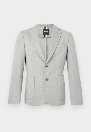 Šviesiai pilkas vyriškas švarkas su dviem priekiniais mygtukais, lopinėlinėmis kišenėmis, kampuotomis atvartomis ir juodu „BOSS“ prekės ženklo ženklu ant vidinio apykaklės.