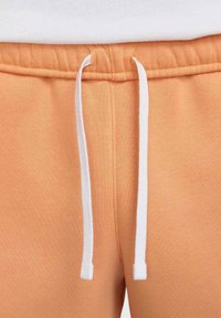 SPORTSWEAR CLUB - Pantalones deportivos - copper moon white