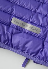 Paarse donsjack met een gequiltde textuur, voorzien van een zilveren logo-label met de tekst "POLARN O. PYRET" en een stoffen lus aan de onderrand.