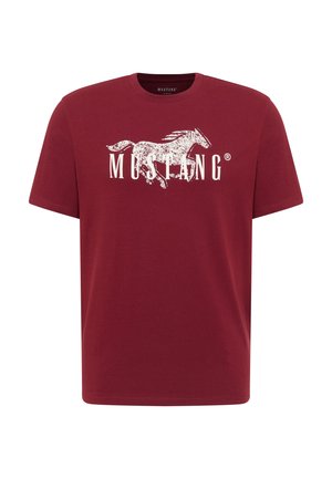 Bordeauxrotes T-Shirt mit kurzen Ärmeln und verblasster weißer Grafik eines rennenden Mustang-Pferdes sowie dem Schriftzug "MUSTANG" über der Brust.