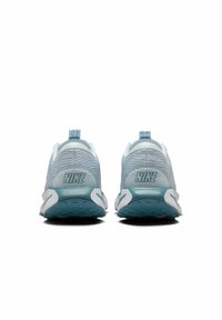 Tenis de corrida Nike em malha azul clara com acabamento texturizado, detalhes em branco e uma sola de borracha flexível com padrões de tração.