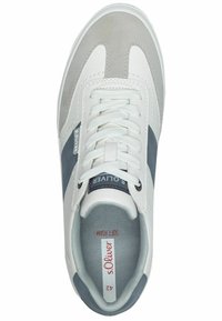 Bílé tenisky s šedými semišovými akcenty, modrým pruhem a bílými tkaničkami. Vnitřní štítek nese nápis "s. Oliver" a velikost "42." Texturovaná vnitřní stélka.