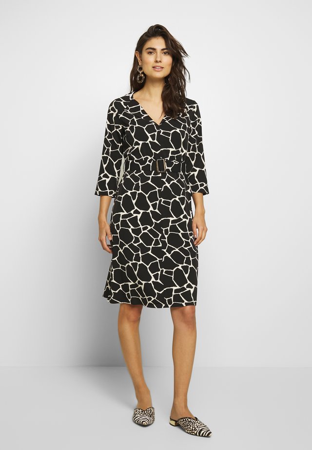 PRINTED V-NECK DRESS WITH BELT - Vestido informal - white