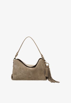Sac à épaule en daim taupe doux avec des finitions dorées, une bandoulière simple et un détail pompon suspendu sur le côté.