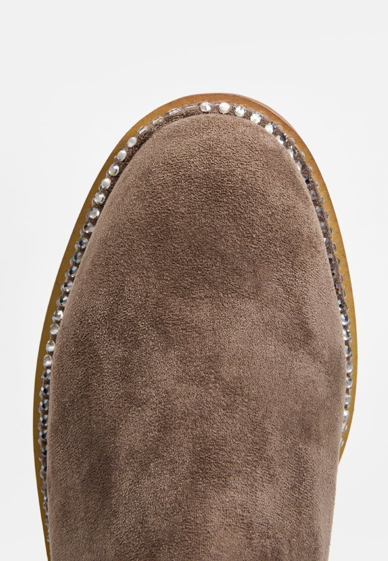 Braune Wildleder-Stiefelette mit runder Zehenpartie und einer dekorativen Reihe klarer Edelsteine entlang der genähten Kante der Sohle.