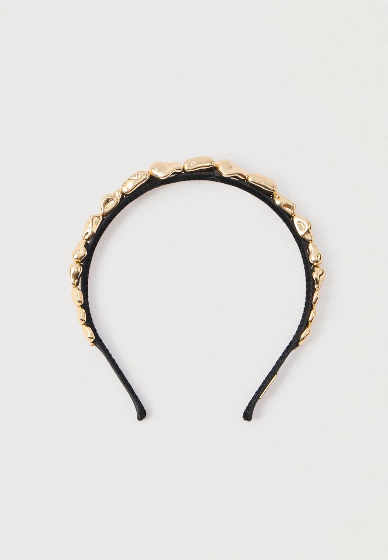 Czarna tkaninowa opaska na głowę zdobiona nieregularnymi, błyszczącymi złotymi metalowymi koralikami wzdłuż górnej krawędzi na jasnym tle.