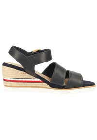 Navyfarbene Lederkeil sandaletten mit drei Riemen, espadrille-inspirierter Jutetextur, rot-weiß gestreiftem Akzent und weißer Gummisohle.