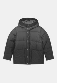 Chaqueta puffer negra con capucha, que presenta un exterior liso y brillante, botones de presión y dos bolsillos laterales. Secciones acolchadas crean una apariencia texturizada.