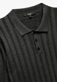 Czarnoszary polo z teksturowanej dzianiny z pionowymi paskami, trzy czarne guziki przy kołnierzyku oraz casualowy styl.