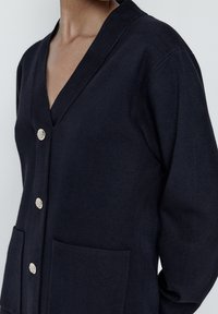 Massimo Dutti Stickad klänning - dark blue