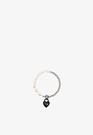 Pulsera de cadena que presenta perlas blancas irregulares y un charm de corazón negro, combinando eslabones metálicos con texturas naturales y colores contrastantes.