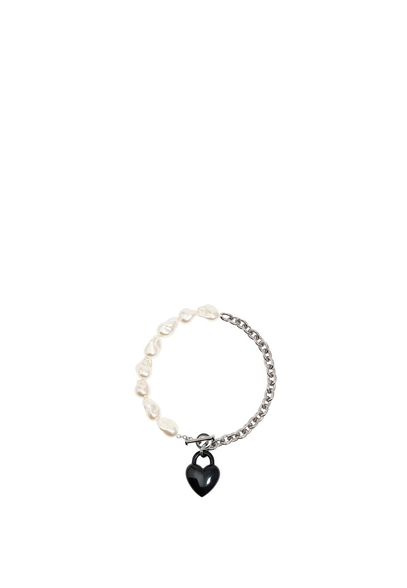 Bransoletka łańcuchowa z nieregularnymi białymi perłami i czarnym sercem, łącząca metalowe ogniwa z naturalnymi teksturami oraz kontrastującymi kolorami.