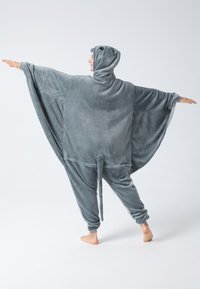 Grau Fleece-Einteiler mit einem breiten, flügelartigen Design, einer Kapuze und einem Schwanzdetails, ausgestattet mit weicher Textur und lässigem Schnitt.
