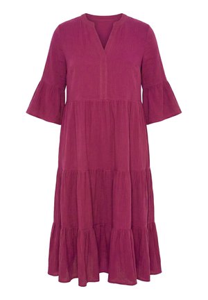 Robe midi à volants magenta avec manches cloches 3/4 et col en V entaillé, réalisée en tissu léger texturé.