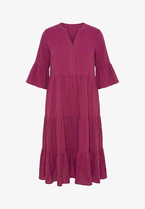 Magenta midi-jurk met geplooide lagen, 3/4 klokmouwen en een V-vormige kraag, gemaakt van lichtgewicht textuurstof.