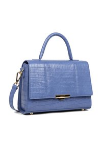 Sac à main bleu à texture crocodile avec une forme structurée, une poignée supérieure, une bandoulière amovible et des accents en matériel doré.