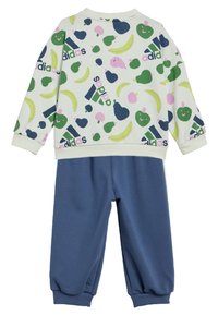 Conjunto de dos piezas para niños de Adidas que incluye una camiseta blanca con un patrón colorido de frutas y el logotipo, y pantalones azul marino con puños elásticos.