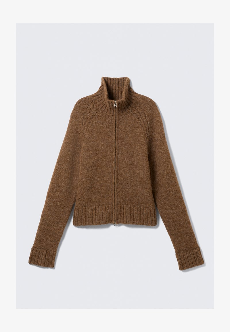 Pull en tricot marron à zip avec col montant à côtes, manches longues, et poignets et ourlet à côtes, posé à plat sur un fond blanc.