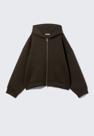 Rjava zip-up kapuca z velikim pokrivalom, širokimi rokavi in kenguru žepi. Narejena iz mehke, teksturirane tkanine s skrajšano silhueto.