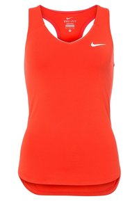 Rode Dri-FIT tanktop met een ronde hals, racerback ontwerp en een klein wit Nike-logo op de borst. Zachte textuur en een strakke pasvorm.