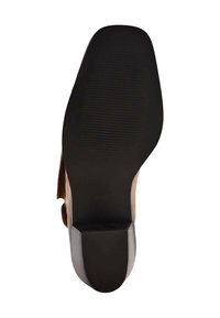 Chaussure en cuir marron avec un bout arrondi et une surface lisse ; semelle en caoutchouc noir avec des stries horizontales pour une traction et un soutien supplémentaires.