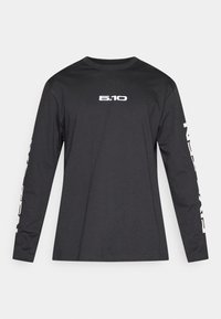 Črna majica z dolgimi rokavi iz bombažne mešanice; na prsih ima bel logotip in ob levi rokavi napis; preprost, oprijet kroj.