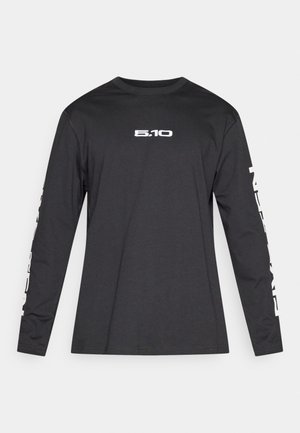 Čierne tričko s dlhými rukávmi z bavlnenej zmesi; na hrudi biely logo a pozdĺž ľavého rukáva text; jednoduchý, priliehavý dizajn.