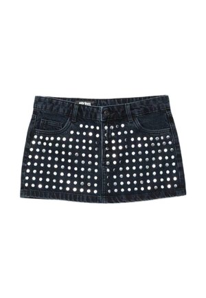 Čierna rifľová mini sukňa s vreckami vpredu a mriežkou rovnomerne rozmiestnených strieborných kovových cvočkov pokrývajúcich predný panel.