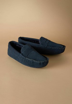 Tumesinised sametist sussid, pehme voodriga, dekoratiivse tikandiga ja madala profiiliga disainiga.